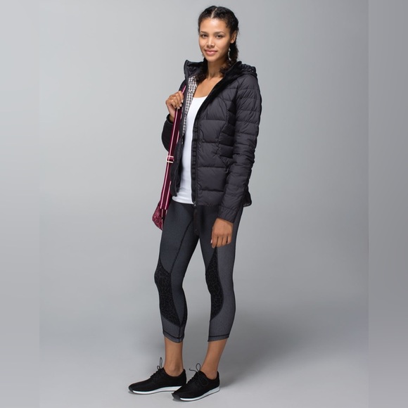 Lululemon Wunder Under Crop *Sashiko
 in Black / Deep Coal. 
Size 8. Pristine. - Picture 9 of 10